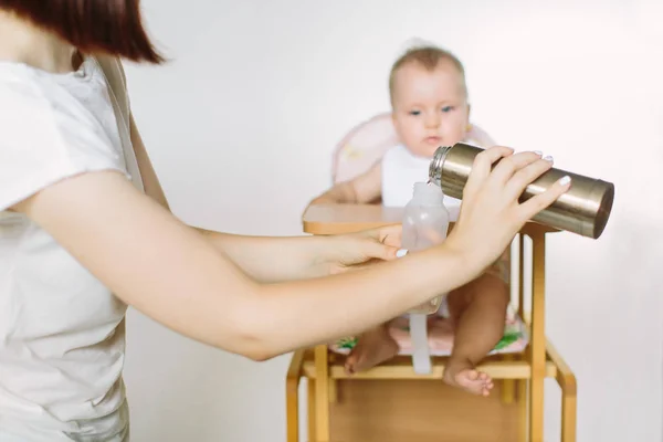 Mamá Vierte Biberón Agua Para Cocinar Los Alimentos Para Bebé — Foto de Stock