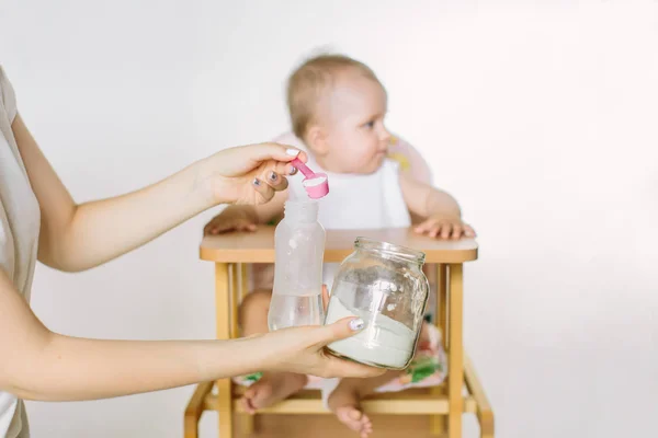 Madre Prepara Miscela Bambino Alimentazione Uno Sfondo Bianco — Foto Stock