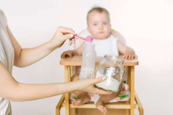 Madre Prepara Miscela Bambino Alimentazione Uno Sfondo Bianco — Foto Stock