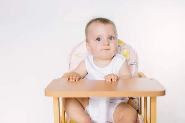 Ritratto Una Graziosa Bambina Sorridente Seduta Tavola Isolata Sul Bianco — Foto Stock