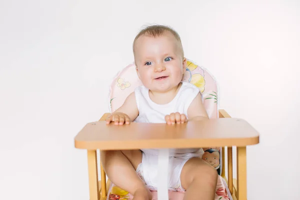 Retrato Uma Menina Bonito Sorrindo Enquanto Sentado Mesa Isolado Sobre — Fotografia de Stock