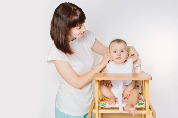 Alimentazione Del Bambino Con Cucchiaio Isolato Bianco — Foto Stock