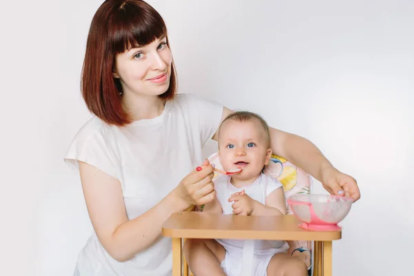 Mamma Che Alimenta Bambino Seduto Nel Seggiolone Durante Pasti — Foto Stock