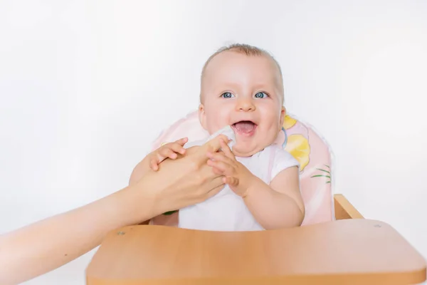 Mamá Cocina Limpie Boca Bebé Después Comida — Foto de Stock