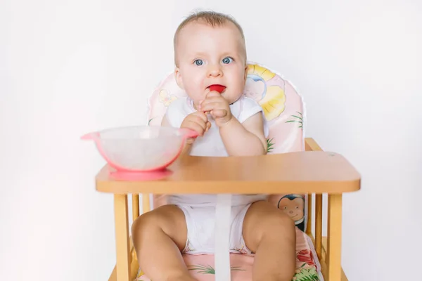 Retrato Joven Niña Feliz Sentada Silla Alta Alimentar Auto — Foto de Stock