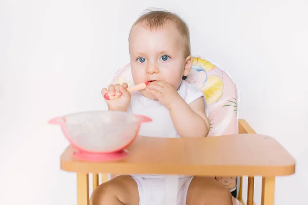 Retrato Joven Niña Feliz Sentada Silla Alta Alimentar Auto — Foto de Stock