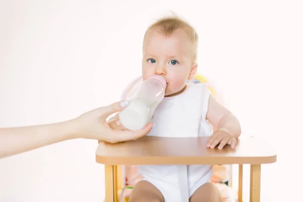 Mano Mamá Alimenta Bebé Del Biberón Niño Está Sentado Una — Foto de Stock