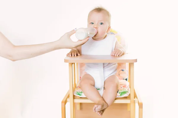 Mano Mamá Alimenta Bebé Del Biberón Niño Está Sentado Una — Foto de Stock