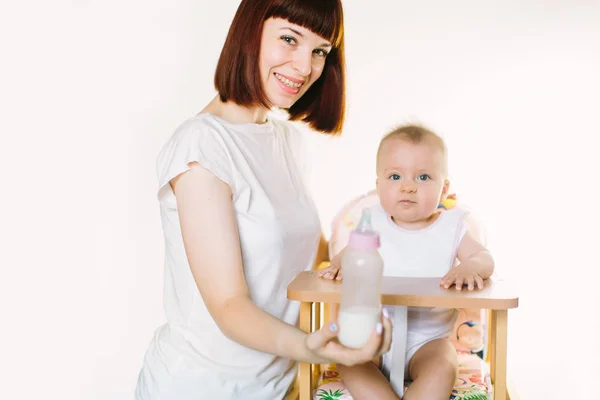 Mamma Che Alimenta Bambino Seduto Nel Seggiolone Durante Pasti — Foto Stock