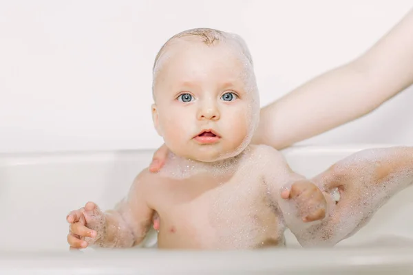 Glücklich Lachendes Baby Das Ein Bad Nimmt Und Mit Schaumblasen — Stockfoto