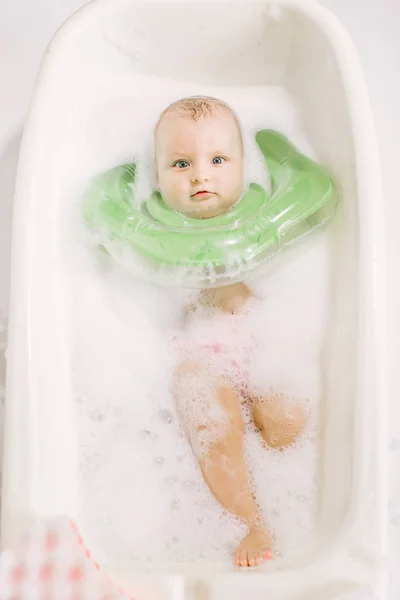 Baby Nuoto Con Anello Nuoto Collo Verde — Foto Stock