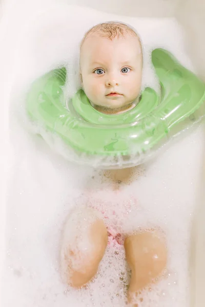 Babyschwimmen Mit Grünem Nackenschwimmring — Stockfoto