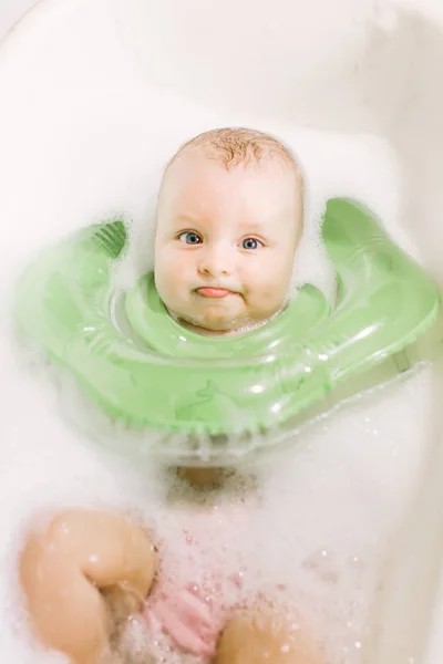 Ребенок Плавает Зеленым Кольцом Купания Ванне — стоковое фото