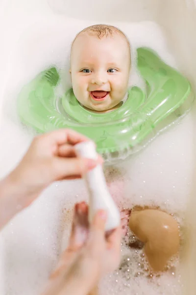 Baby Nuoto Con Anello Nuoto Collo Verde Mamma Spreme Shampoo — Foto Stock