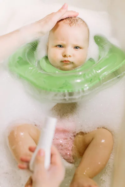 Baby Nuoto Con Anello Nuoto Collo Verde Mamma Spreme Shampoo — Foto Stock