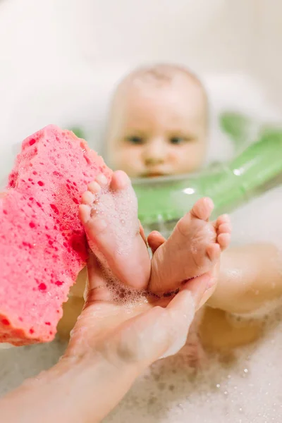 Baby Nuoto Con Anello Nuoto Collo Verde Mamma Strofina Piedi — Foto Stock