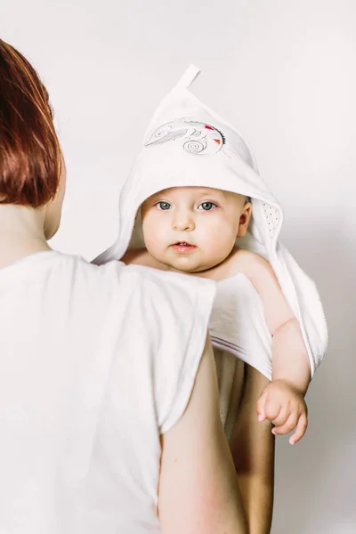 Šest Měsíců Dítě Nosit Ručník Koupeli Dětství Koncepce Péče Dítě — Stock fotografie