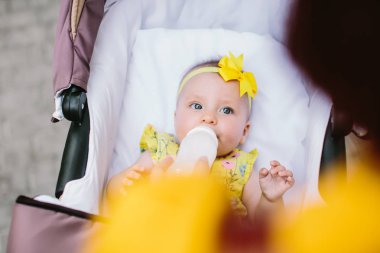 Bebek arabası ve açık, bahar ya da yaz sezon taze yeşil arka plana sahip annelerin el ön plan