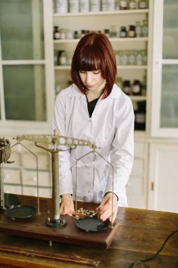 iş yerinde çekici bir eczacı görünümünü