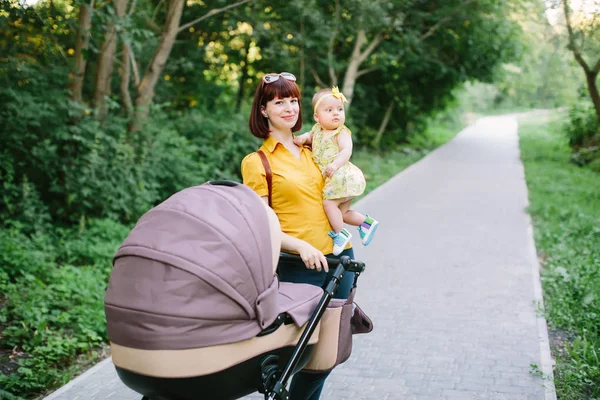 Μητέρα Περπάτημα Καροτσάκι Μωρού Καροτσάκι Μεταφορά Στην Πόλη Αγάπη Και — Φωτογραφία Αρχείου