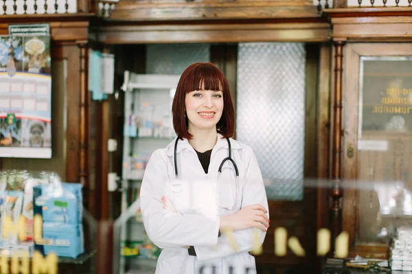 Горизонтальний Портрет Красивого Фармацевта Посміхаючись Камері Весело Позує Аптеці — стокове фото