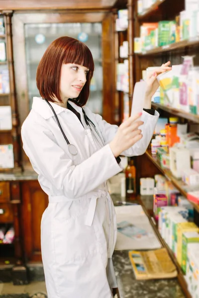 Gyógyszerész Gazdaság Vényköteles Gyógyszer Gyógyszertár Vagy Drogéria Ellenőrzése — Stock Fotó