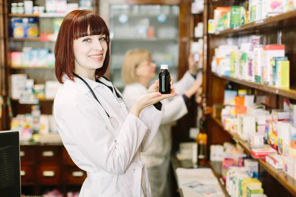 Mosolygó Vonzó Fiatal Hölgy Gyógyszerész Tart Kezében Hangsúly Gyógyszerek Arcát — Stock Fotó