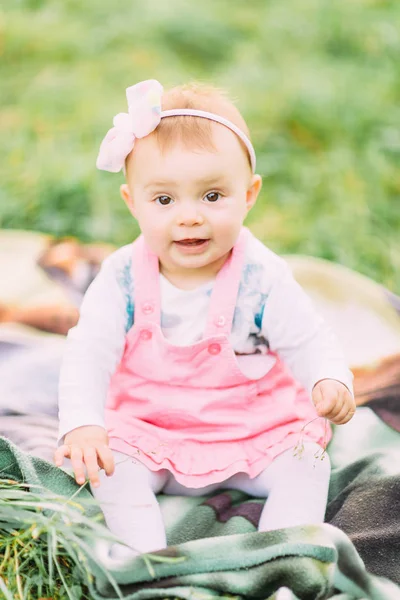 Portret Van Gelukkig Vreugdevolle Kind Roze Jurk Groen Gras Achtergrond — Stockfoto