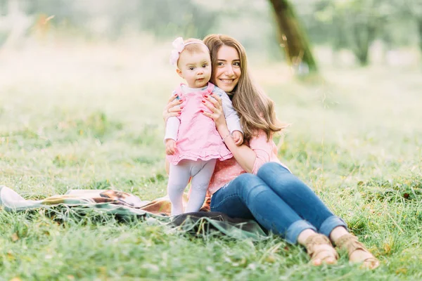 Mãe Filha Felizes Parque Cena Natureza Beleza Com Estilo Vida — Fotografia de Stock