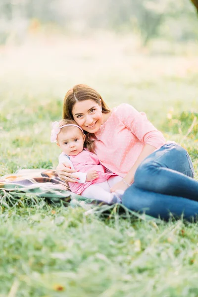 Happy Mother Daughter Park Beauty Nature Scene Family Outdoor Lifestyle — Stock Photo, Image