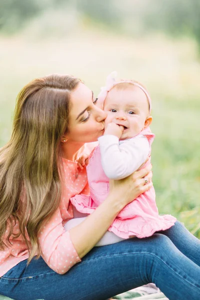 Feliz Familia Alegre Madre Bebé Besándose Riendo Abrazándose Naturaleza Aire — Foto de Stock