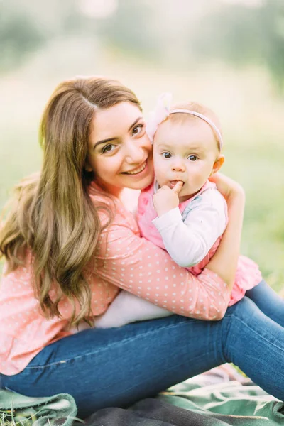 Glückliche Fröhliche Familie Mutter Und Baby Küssen Lachen Und Umarmen — Stockfoto