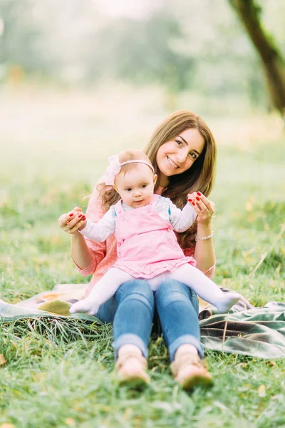 Neşeli Mutlu Bir Aile Anne Bebek Öpüşme Gülüyor Doğa Mekanlarda — Stok fotoğraf