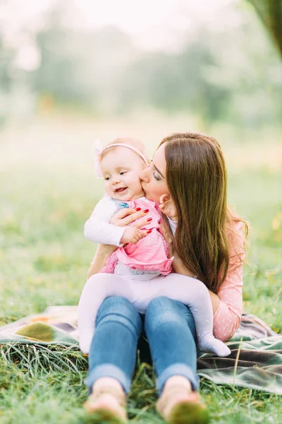 Feliz Família Alegre Mãe Bebê Beijando Rindo Abraçando Natureza Livre — Fotografia de Stock
