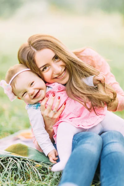 Vrolijke Gelukkige Familie Moeder Baby Kussen Lachen Knuffelen Natuur Openlucht — Stockfoto