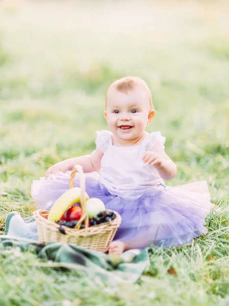 Portrait Une Adorable Joyeuse Petite Fille Saute Panier Fruits Dans — Photo