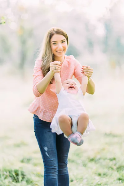 Jovem Mãe Segurando Filha Seus Braços Mãe Bonita Bebê Livre — Fotografia de Stock