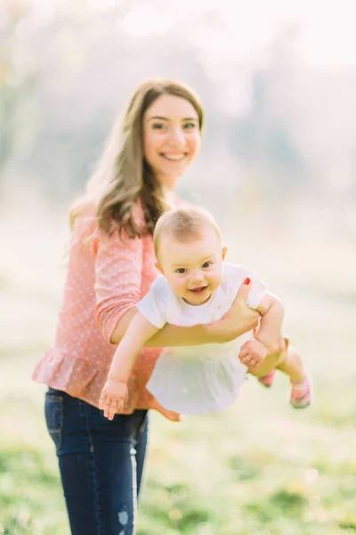 Genç Anne Holding Kızı Kucağında Güzel Anne Bebek Açık Havada — Stok fotoğraf