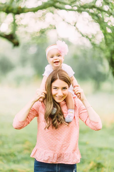 Mother Little Daughter Playing Together Park Happy Cheerful Family Mother — Stock Photo, Image