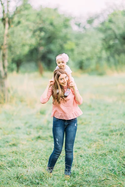 母と幼い娘が公園で一緒に遊ぶ 幸せな陽気な家族 母と赤ちゃんキス 笑いや自然にハグ — ストック写真