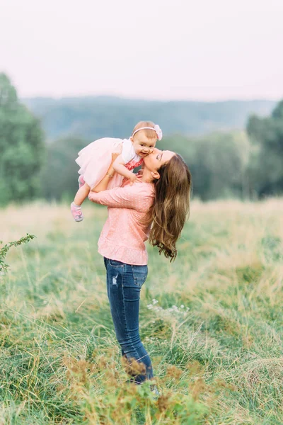 Anne Küçük Kızı Birlikte Parkta Oynarken Mutlu Neşeli Aile Anne — Stok fotoğraf