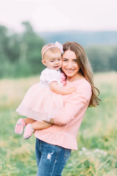 Mãe Filha Brincando Juntas Parque Feliz Família Alegre Mãe Bebê — Fotografia de Stock