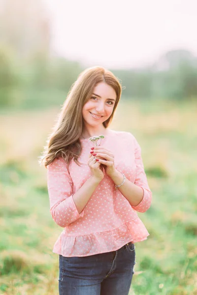 Attraente Giovane Donna Jeans Camicetta Rosa Godendo Suo Tempo All — Foto Stock