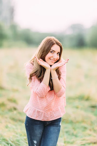 Attraente Giovane Donna Jeans Camicetta Rosa Godendo Suo Tempo All — Foto Stock