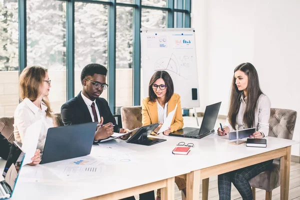 Horního View Business Týmu Diskutovat Problému Obchodní Čtyři Mezinárodní Podnikání — Stock fotografie