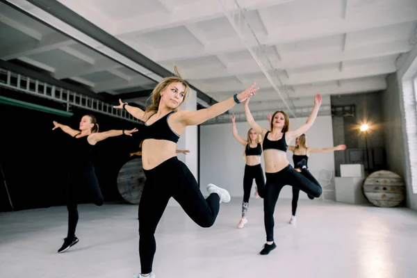 Jovens Atraentes Meninas Esporte Estão Fazendo Ioga Juntos Treinamento Grupo — Fotografia de Stock