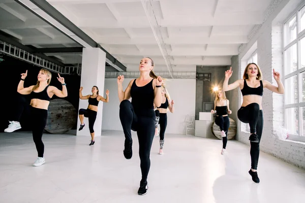 Feliz Positivo Sorridente Homens Mulheres Realizando Dança Moderna Estúdio Fitness — Fotografia de Stock