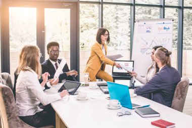 oturan iş adamları ve toplantı ve tartışma toplantı salonu ve office Bayan personel lideri sunma