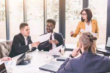 oturan iş adamları ve toplantı ve tartışma toplantı salonu ve office Bayan personel lideri sunma