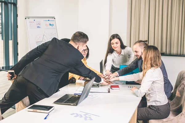 Grupo Empresarial Sucesso Comemorando Sala Reuniões Negócios Pessoas Sucesso Conceito — Fotografia de Stock